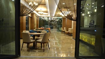 2 restaurantes, se sirven desayunos, comidas, cenas y cocina turca