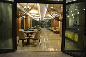 2 間餐廳，供應早餐、午餐和晚餐，土耳其料理