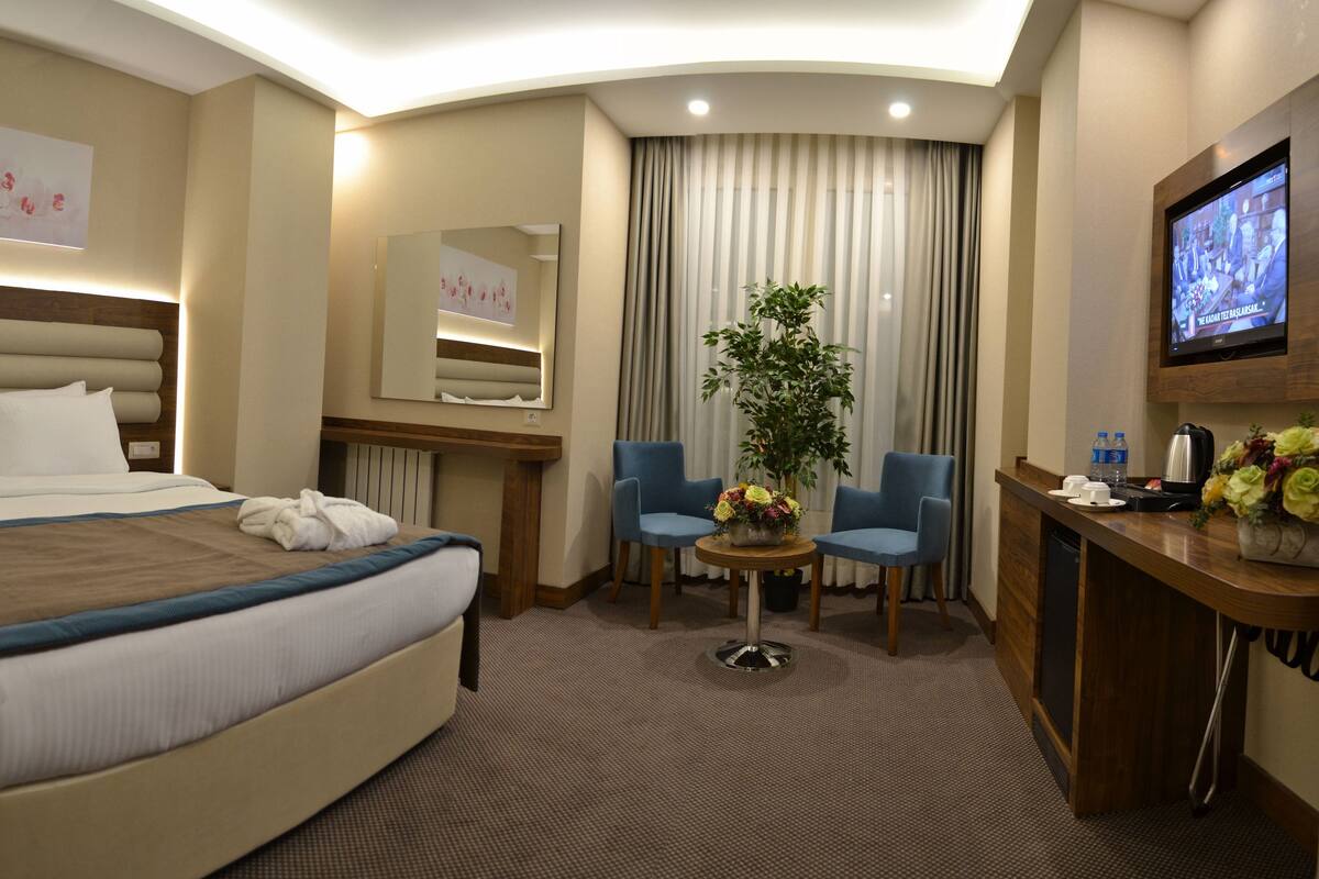 Minibar, két bảo mật tại phòng, bàn 