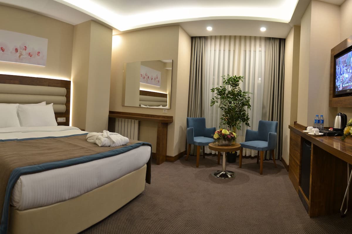 2 bedrooms, minibar, in-room safe, desk