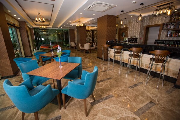 2 restaurantes; se sirve desayuno, almuerzo y cena; cocina turca