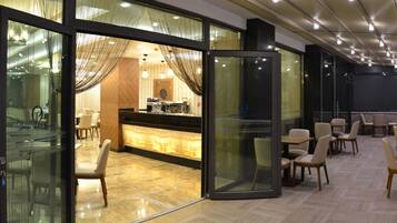 2 ห้องอาหาร, บริการอาหารเช้า อาหารกลางวัน อาหารเย็น, อาหารตุรกี