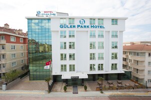 Un edificio de hotel moderno con fachada de vidrio, varios balcones y un cartel que indica que es el Hotel Güler Park.