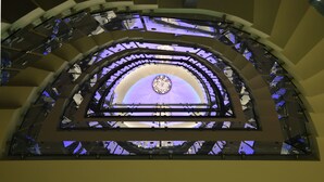 Un atrio de varios niveles con una cúpula central y varios balcones.