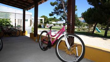 Un espacio al aire libre cubierto con una bicicleta apoyada en una pared.