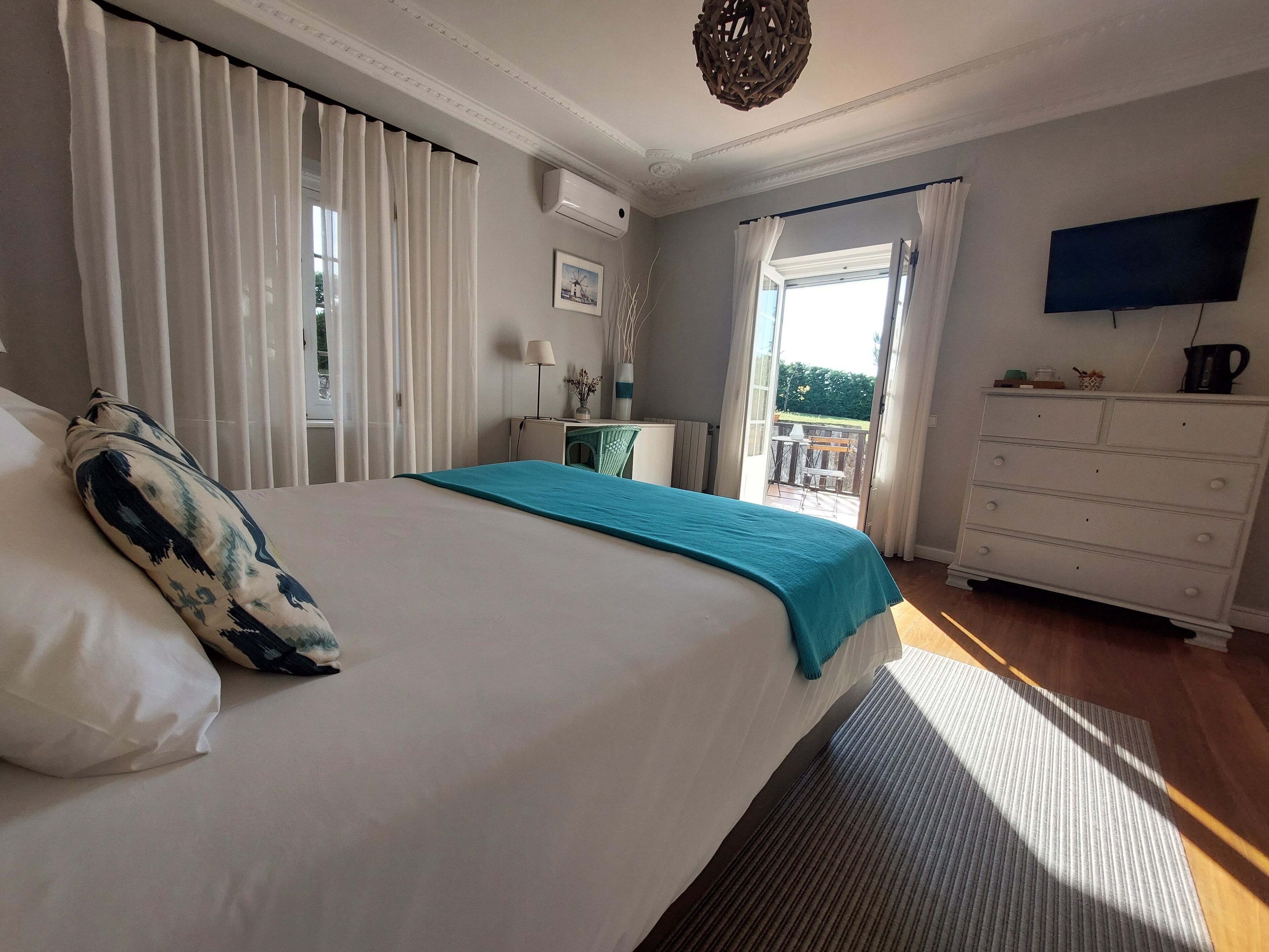 Ropa de cama de alta calidad, colchones con efecto memoria y minibar 