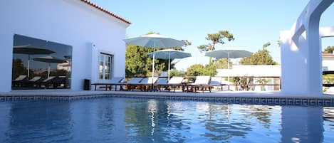 Piscine extérieure (ouverte en saison), chaises longues