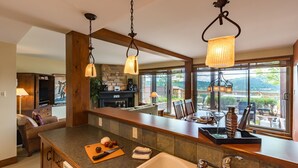 Una cocina con una isla grande, una chimenea de piedra y vistas al exterior.