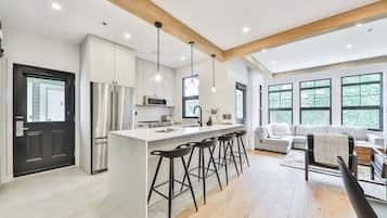 Deluxe Condo | Dapur peribadi | Peti sejuk/penyejuk beku saiz penuh, ketuhar gelombang mikro, ketuhar