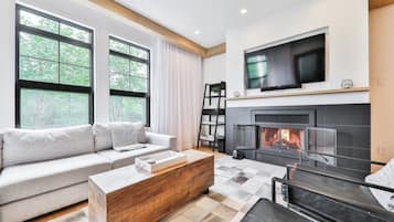 Deluxe Condo | Ruang tamu | 30 inci televisyen skrin rata dengan kabel, TV, pendiangan