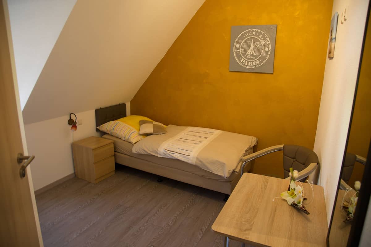 Minibar, free WiFi, bed sheets