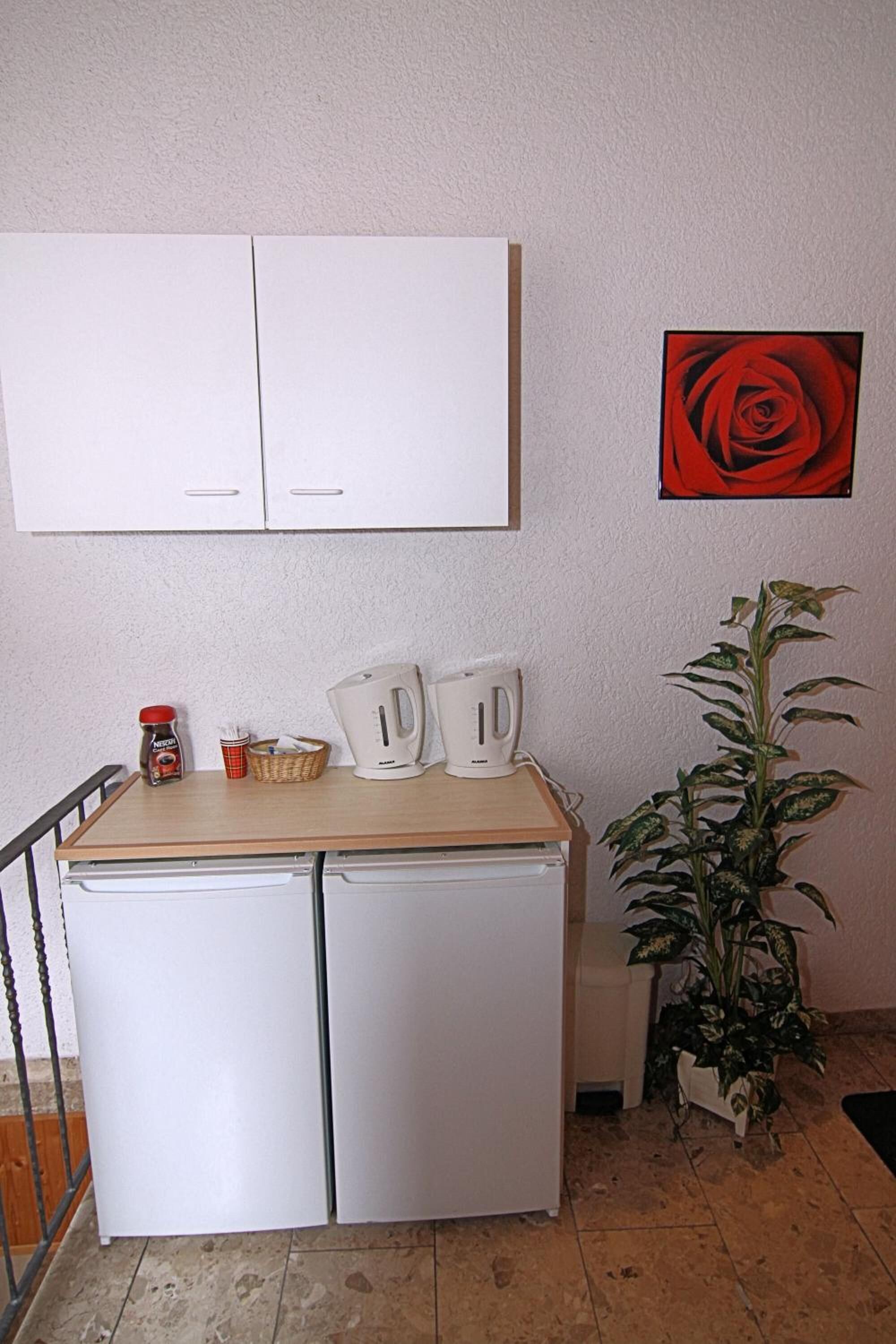 fridge, coffee/tea maker