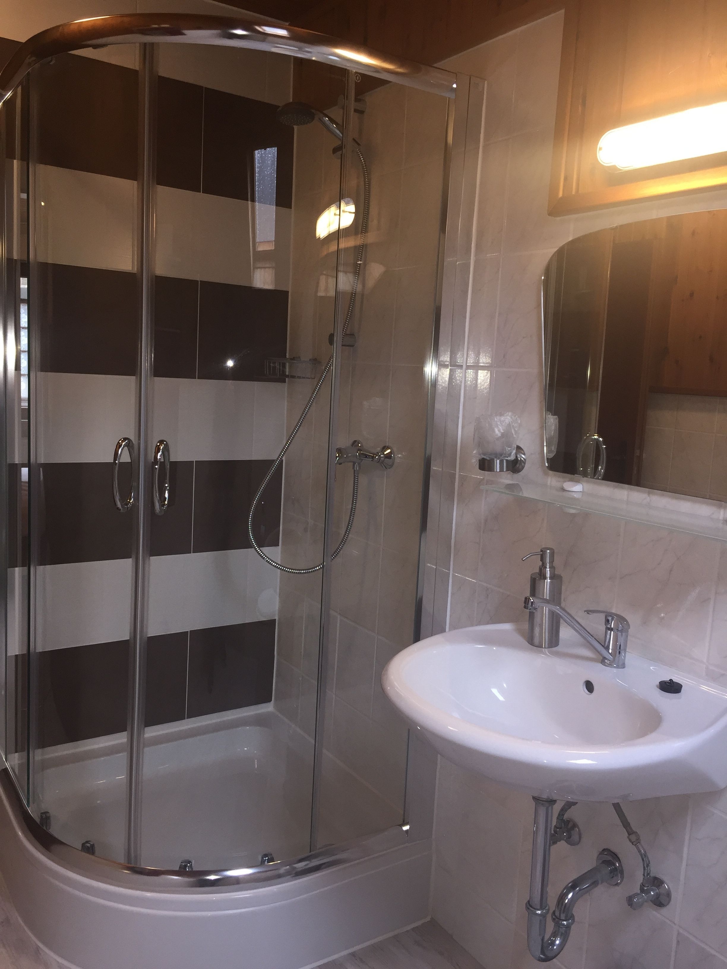 double room | bathroom | shower, free toiletries, hair dryer