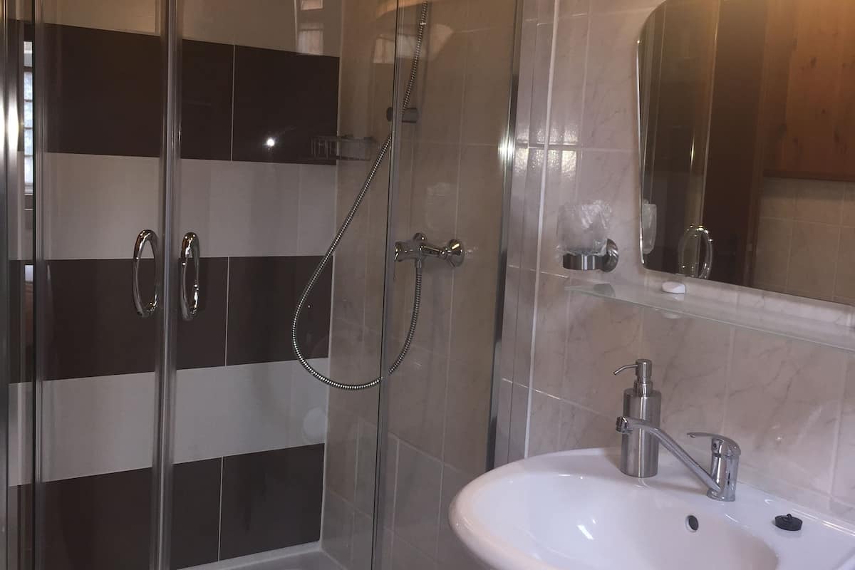 double room | bathroom | shower, free toiletries, hair dryer