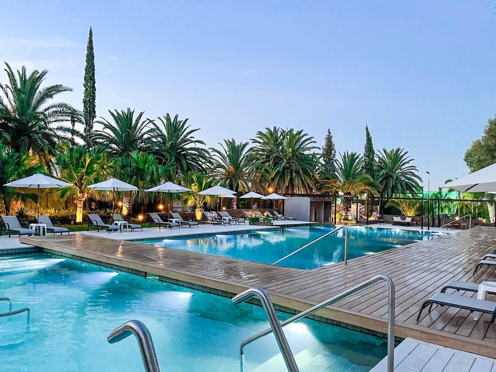 Piscine couverte, piscine extérieure, parasols de plage, chaises longues