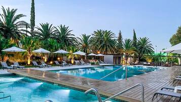 Piscine couverte, piscine extérieure, parasols de plage, chaises longues