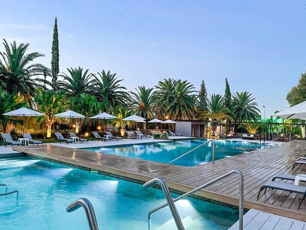 Sisäuima-allas, ulkouima-allas, aurinkovarjoja, aurinkotuoleja