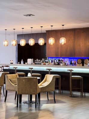 Aamiainen, lounas ja illallinen; kansainvälinen keittiö 