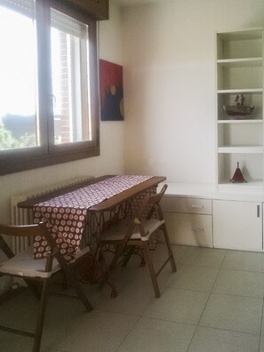 Studio | Essbereich im Zimmer