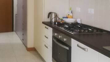 Studio | Dapur peribadi | Ketuhar gelombang mikro, ketuhar, dapur, pembancuh kopi/teh