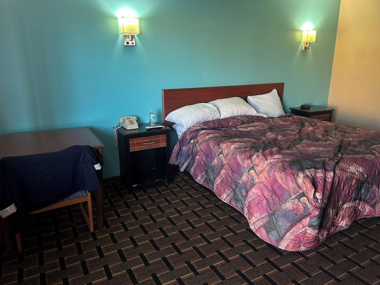 客房, 1 张特大床, 无烟房 | 办公桌、熨斗/熨板、免费 WiFi、床单