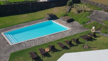 Udendørs pool, parasoller, liggestole