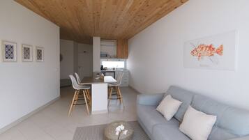 Værelse - havudsigt (with living room) | Privat køkken | Køleskab, mikrobølgeovn, kaffe-/temaskine, elkedel