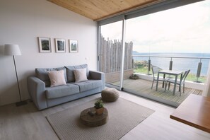 Habitación Open Space, vistas al mar | Sala de estar | Una televisión de pantalla plana, una tableta