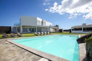 Outdoor pool, pool umbrellas, pool loungers - Sao Vicente Lodge (Ribeira Grande)