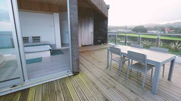 Chambre, vue mer (with living room) | Balcon