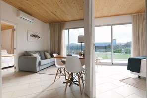 Appartement, 2 chambres, vue piscine (with living room) | Vue de la chambre