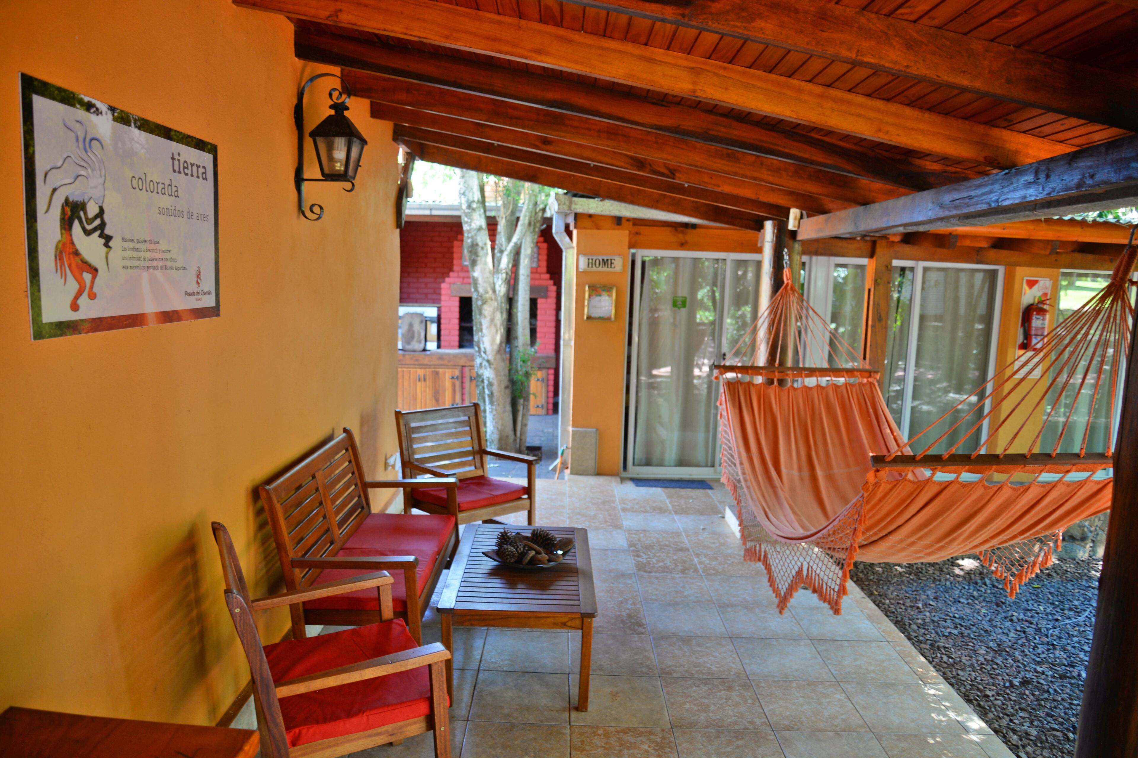 家庭套房, 1 间卧室, 使用泳池, 花园景观 | 起居区 | 43-英寸LED 电视（配备有线频道）、电视、DVD 播放器