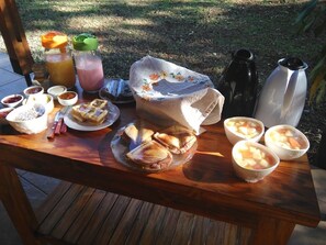 Bữa sáng buffet hàng ngày (6 USD/mỗi người) 