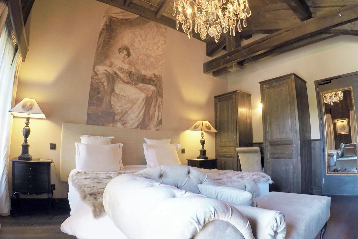 Premium bedding, in-room safe, individually decorated