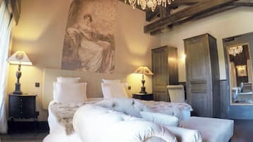 Premium bedding, in-room safe, individually decorated