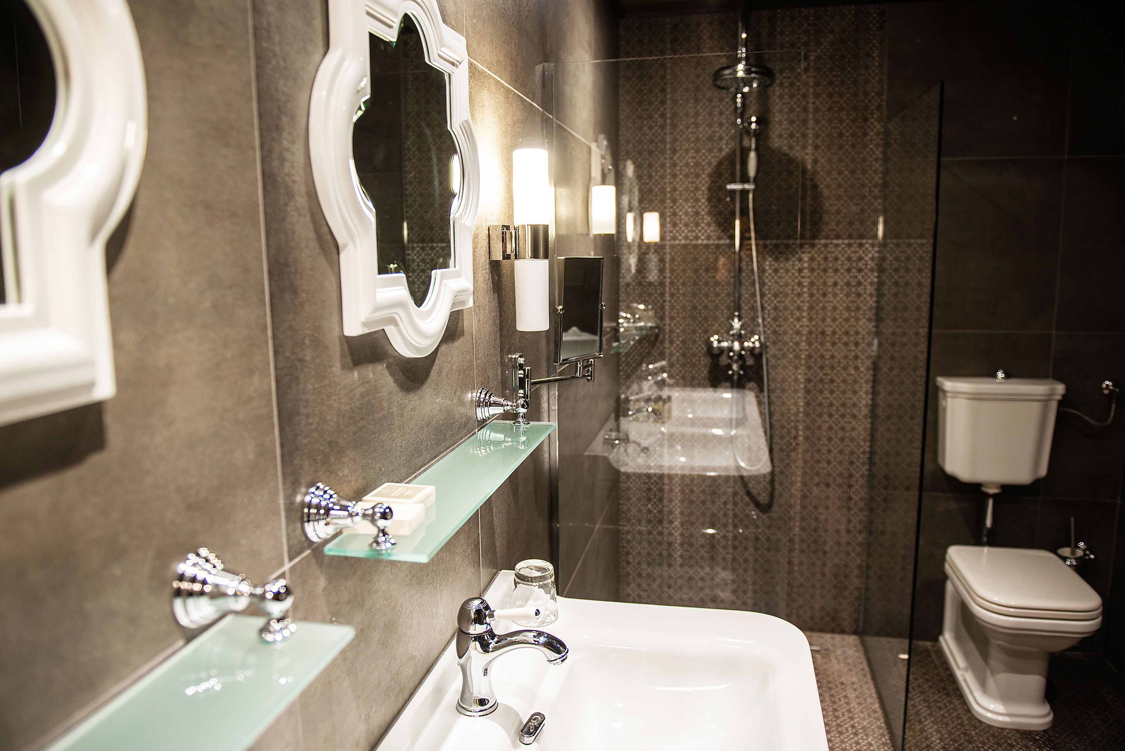 standard double room (flocon) | bathroom | shower, free toiletries, hair dryer, slippers