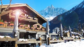 A chalet hotel with a balcony and a mountain view. - Chalet Hotel le Castel (Chamonix-Mont-Blanc)