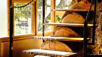 Un intérieur rustique avec des étagères en bois et un escalier.