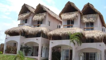 Vista frontal de la propiedad