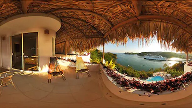 A circular viewing area with a thatched roof, a pool, and a view of a body of water. - Hotel Playa Fandango (Santa María Huatulco)
