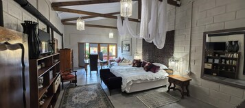 Cubrecamas, minibar y caja de seguridad en la habitación