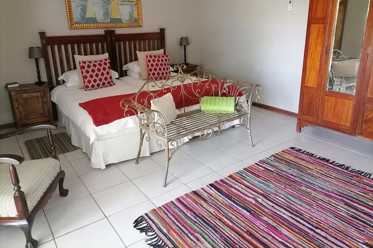 Standard Suite, 1 Bedroom (Bella Twin Bed Room - Shower Only) | 1 bilik tidur, gebar bulu kapas, bar mini, peti besi dalam bilik