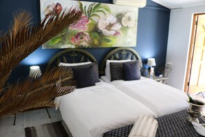 Phòng Suite Tiêu chuẩn, 1 phòng ngủ (Pearly Twin Bed Room En-suite) | Chăn bông, minibar, két bảo mật tại phòng, trang trí khác biệt