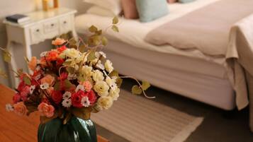 Honeymoon suite, 1 slaapkamer (Polka Honeymoon Room En-suite ) | 1 slaapkamer, donzen dekbedden, een minibar, een kluis op de kamer