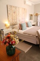 Suíte lua de mel, 1 quarto (Polka Honeymoon Room En-suite ) | Edredons de pluma, frigobar, cofres nos quartos