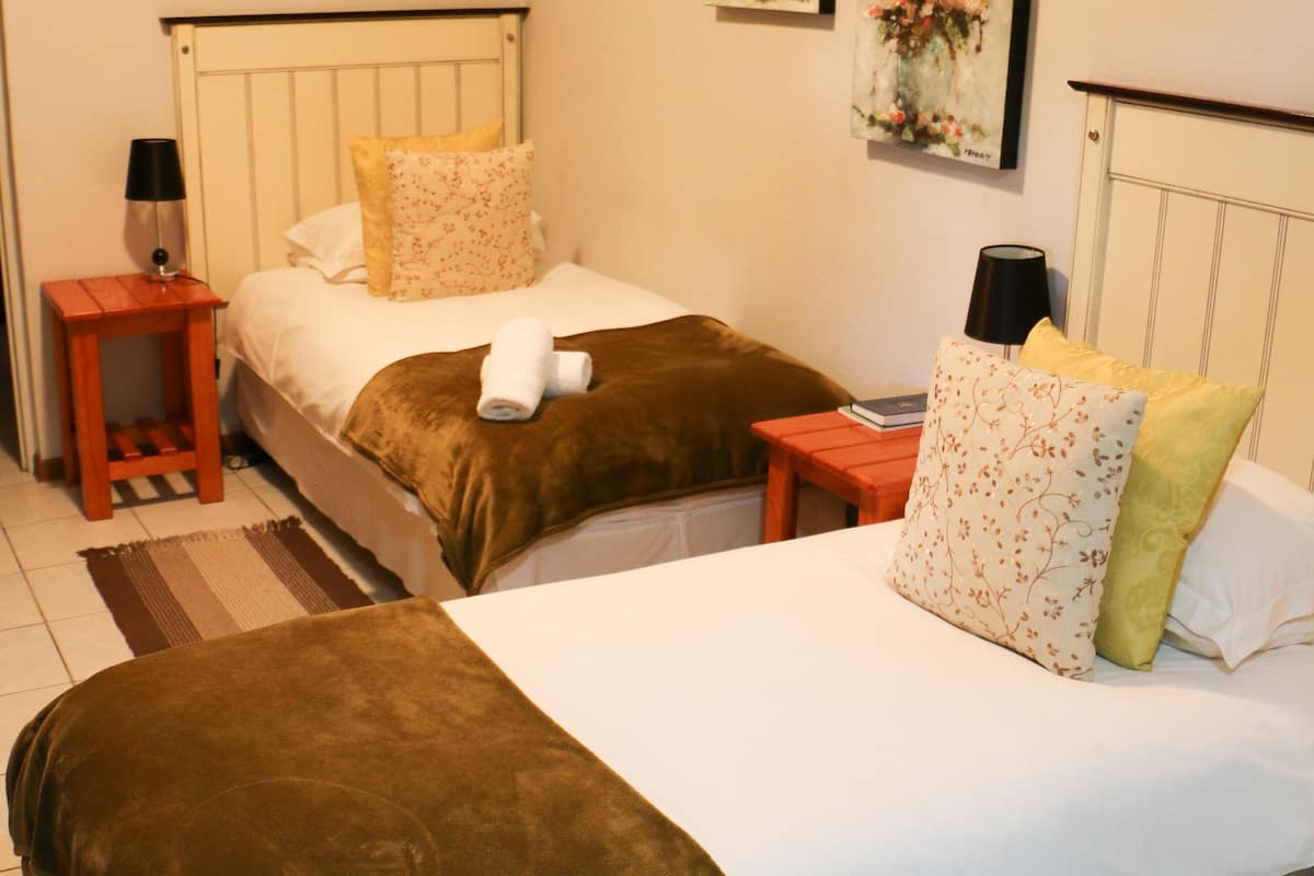 Family Suite, 1 Bedroom (Lara Family Room - Full Bathroom) | 1 bilik tidur, gebar bulu kapas, bar mini, peti besi dalam bilik