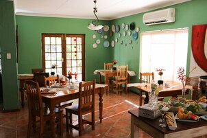 Café da manhã com buffet todos os dias (ZAR 250 por pessoa) 