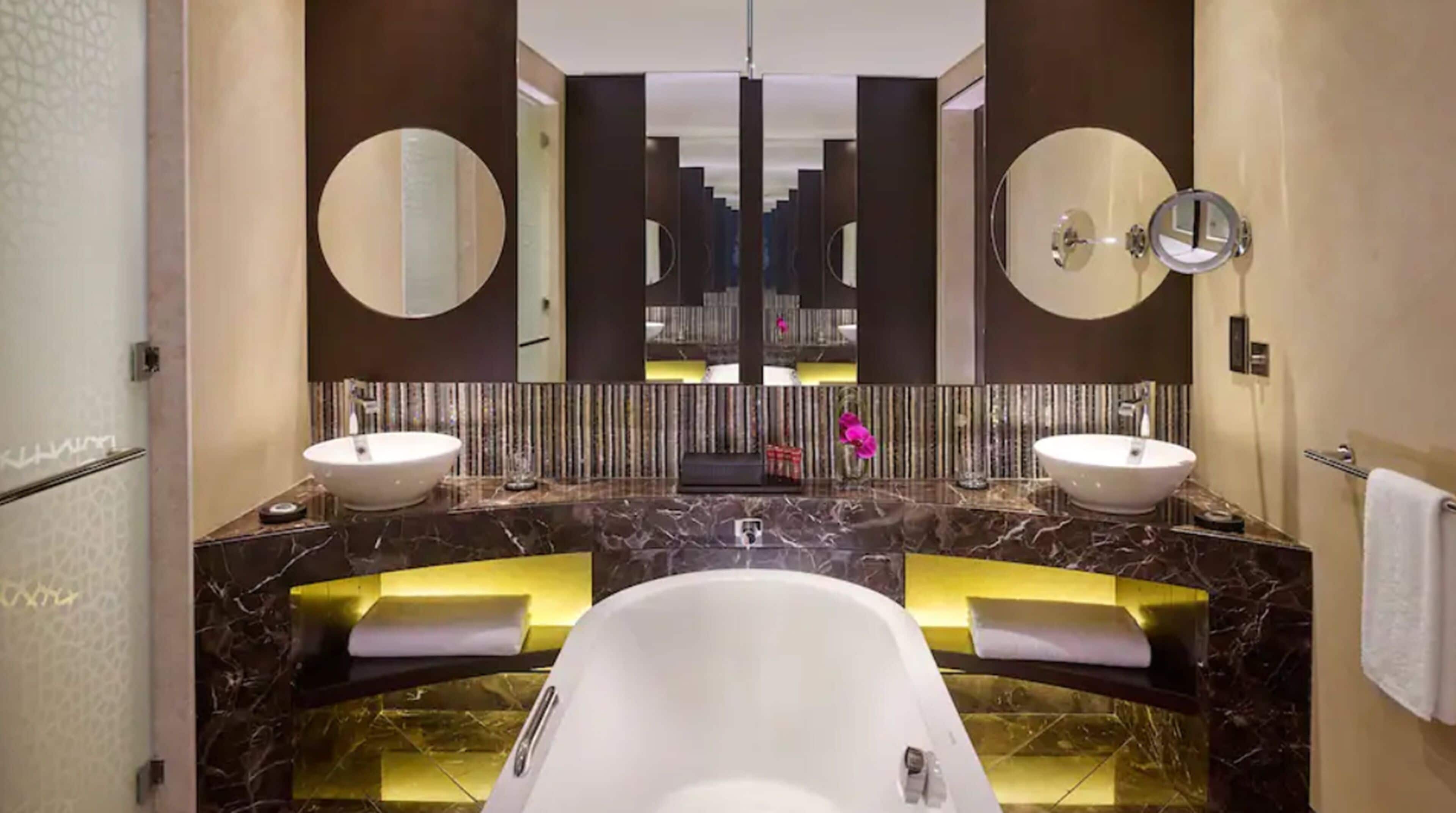 Familienzimmer, Balkon | Minibar, Zimmersafe, Schreibtisch, laptopgeeigneter Arbeitsplatz