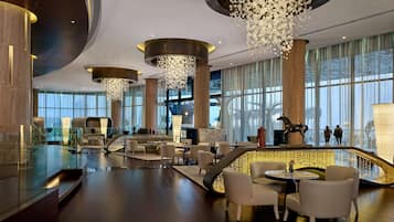 Bar chuyên về rượu vang, Dùng bữa ngoài trời, mở cửa hàng ngày