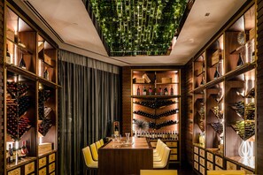 Wine bar, al fresco dining, open daily - Grand Hyatt Abu Dhabi Hotel And Residences Emirates Pearl (Abu Dhabi)
